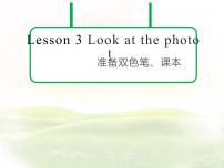 初中英语冀教版（2024）七年级上册（2024）Lesson 3 Look at the photo!背景图ppt课件